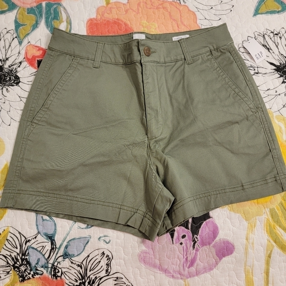 NWT Gap Girlfriend Khaki Short in Olive Green